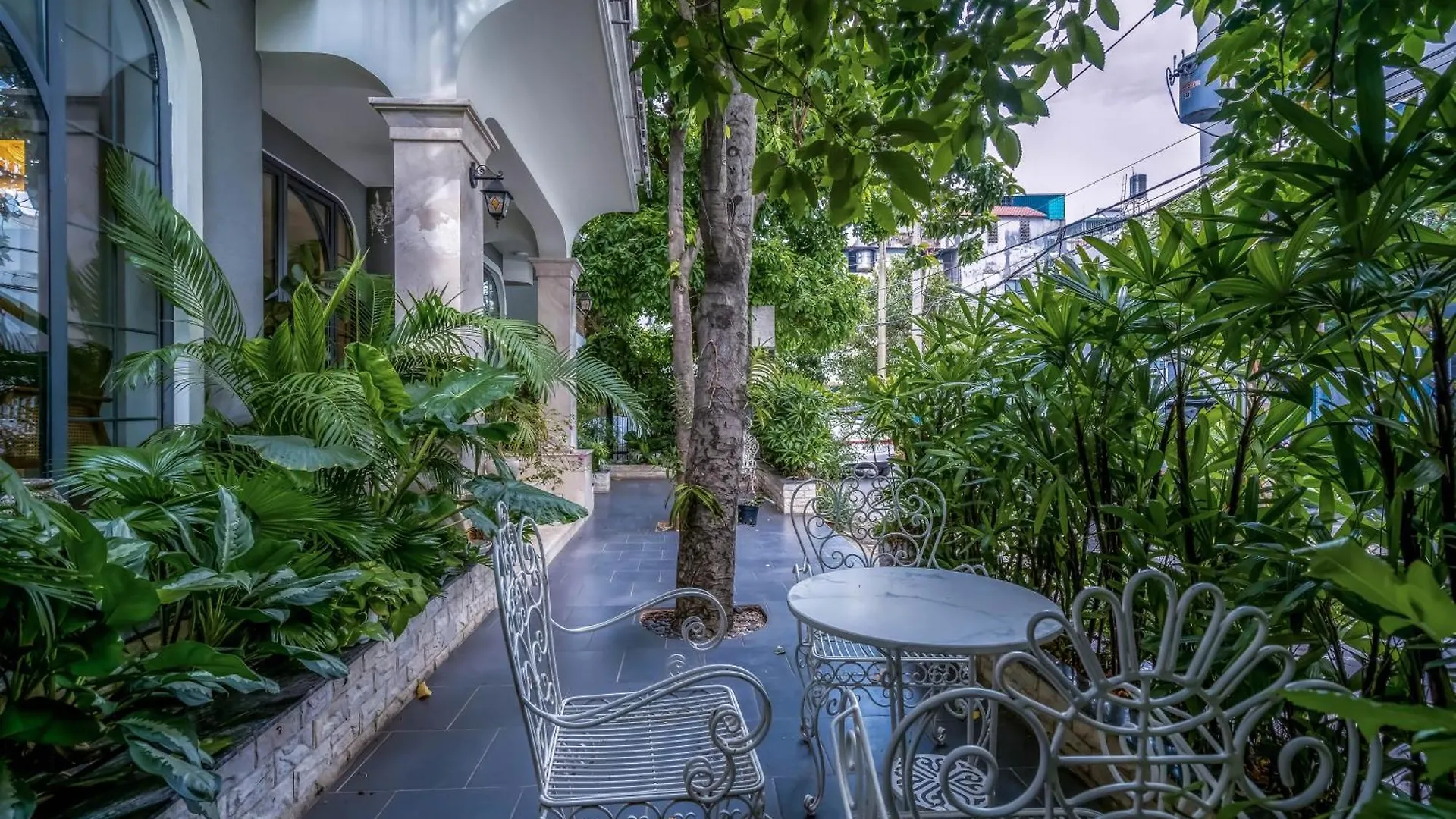 ***  Free Airport - Misaki Hotel By Sazi Ho Chi Minh City Vietnam